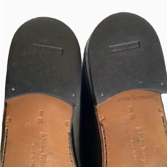 Salvatore Ferragamo Gancini Leather Loafers made in Italy. Size 10 - Picture 11 of 12